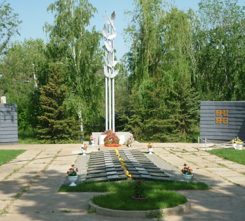 Памятник и братские могилы.
