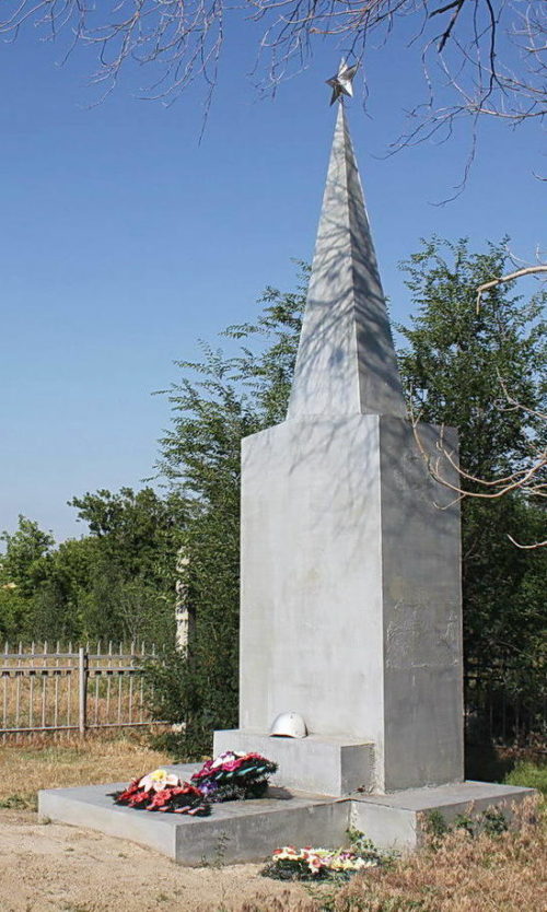 п. Советский Октябрьского р-на. Памятник, установленный на братской могиле, в которой похоронено 65 советских воинов.