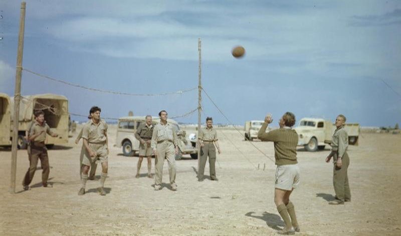 Пилоты ВВС Южной Африки играют в волейбол между атаками по линии Марета. Апрель 1943 г.