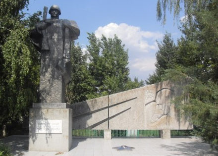 п. Большевик Еланского р-на. Памятник советским воинам.