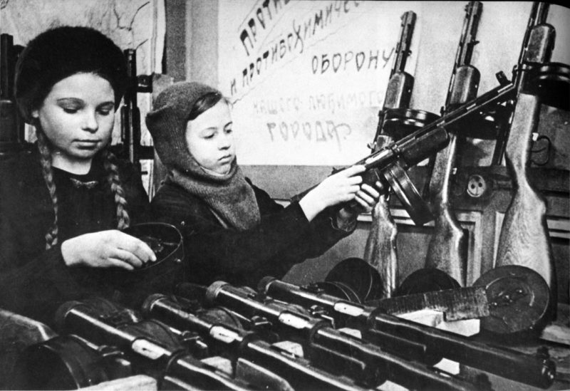 Сборка автоматов. Сталинск, 1943 г.