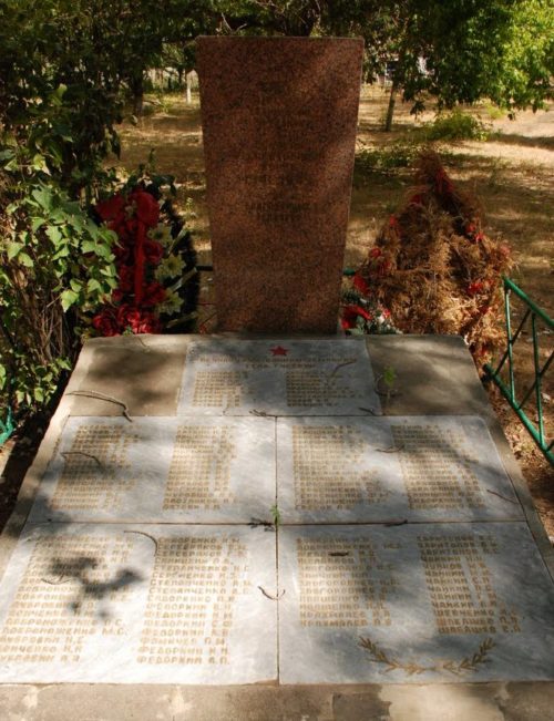 с. Гусевка Ольховского р-на. Братская могила советских воинов и могила летчика Льва Бананина, погибшего в воздушном бою в период Сталинградской битвы.