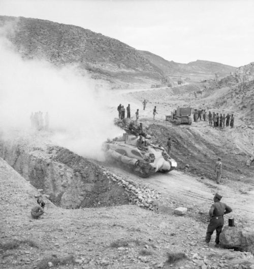 Танки Шерман идут через перевал Габес-Гап. 7 апреля 1943 г.