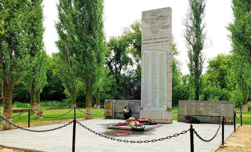 х. Ближнеосиновский Суровикинского р-на. Памятник, установленный на братской могиле, в которой похоронено 136 советских воинов, погибших в дни Сталинградской битвы.