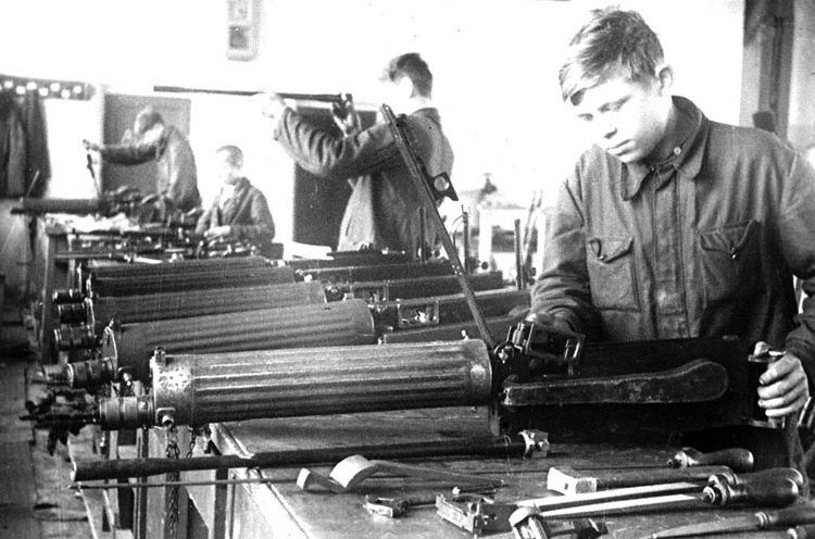 Старшеклассники на сборке пулеметов. 1943 г.