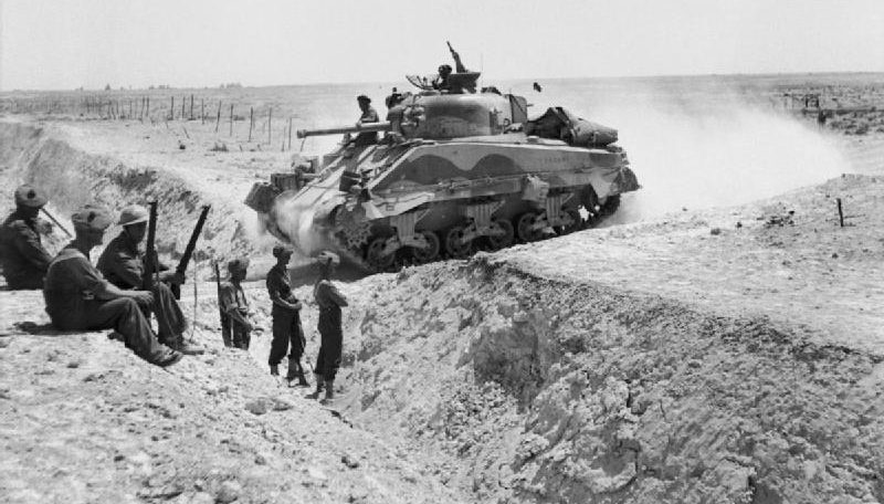 Танк «Шерман» пересекает противотанковую канаву у Габеса. 7 апреля 1943 г.