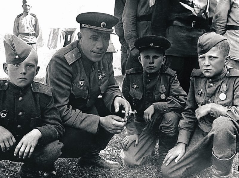 Комбриг Михаил Фомичев с воспитанниками бригады. 1945 г.
