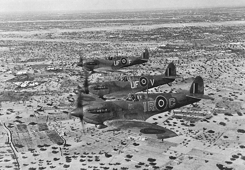Истребители Supermarine Spitfire Vb Королевских ВВС на патрулировании над островом Джерба. 16 апреля 1943 г.