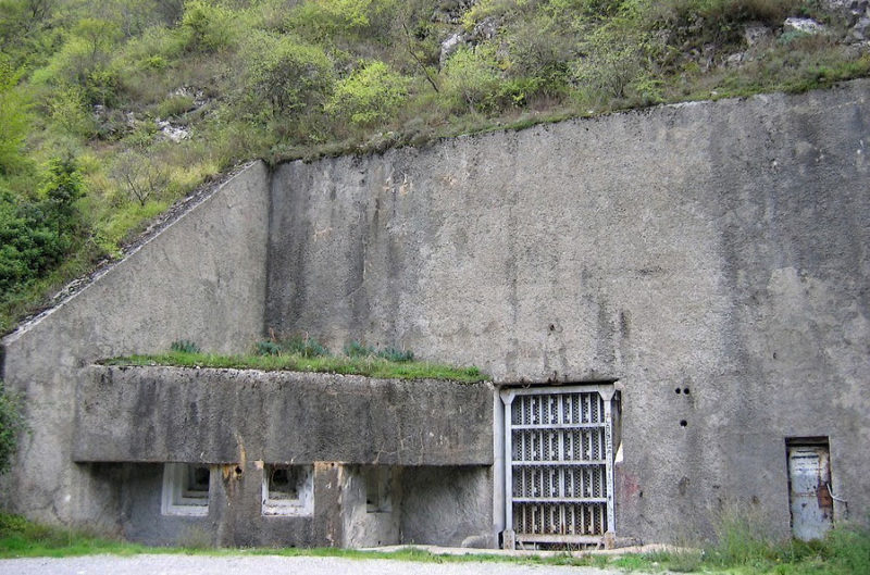 Входной блок в форт в годы войны и сегодня.
