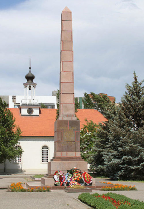 г. Волгоград, п. Красноармейск. Памятник на площади Свободы, установлен на братской могиле, в которой похоронены воины не 64-й и 57-й армий.