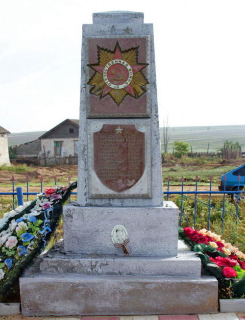 х. Верхнеосиновский Суровикинского р-на. Памятник, установленный на братской могиле, в которой похоронено 10 советских воинов.