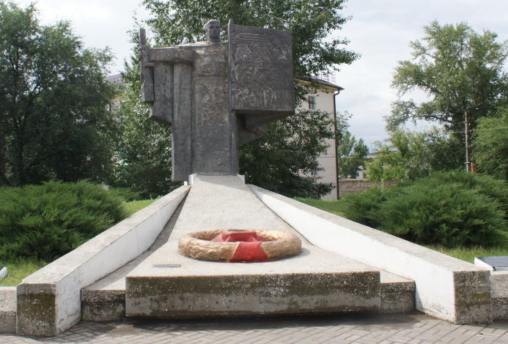 г. Жирновск. Памятник воинам-землякам, установленный в 1972 году. В 1995 году мемориал был реконструирован. Скульптор - А. Голованов. 