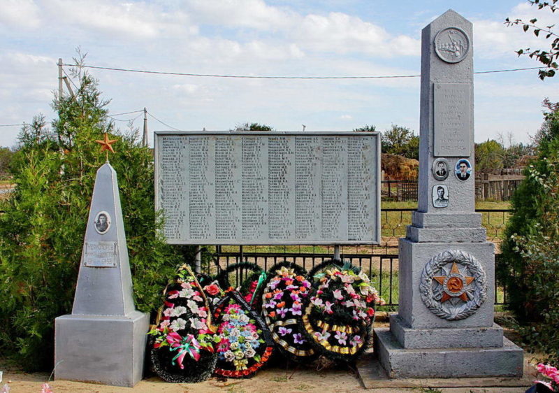 х. Верхнечирский Суровикинского р-на. Памятник, установленный на братской могиле, в которой похоронено 358 советских воинов, погибших в дни Сталинградской битвы.