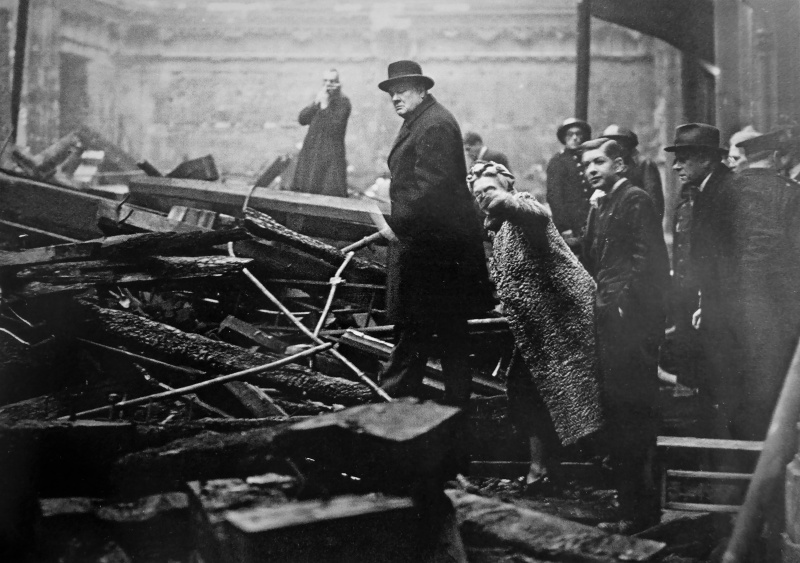 Премьер-министр Великобритании Уинстон Черчилль осматривает руины в Лондоне. 1940 г.