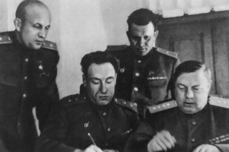 Командование 4-го Украинского фронта. Слева направо: Хрюкин, Бирюзов, Субботин, Толбухин. 1944 г.