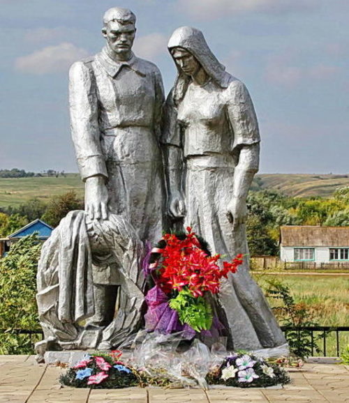 х. Добринка Суровикинского р-на. Памятник, установленный на братской могиле, в которой похоронено 166 советских воинов.