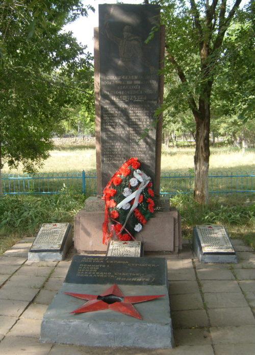п. Линево Жирновского р-на. Братская могила советских воинов.