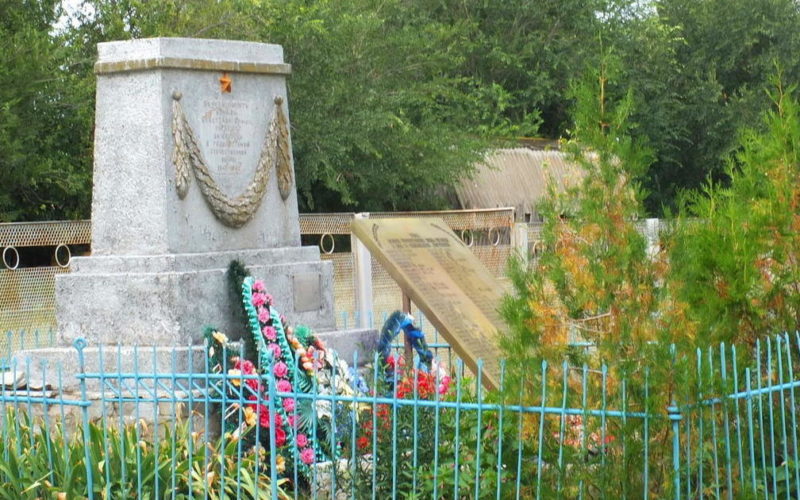 х. Жирновский Суровикинского р-на. Памятник, установленный на братской могиле, в которой похоронено 106 советских воинов.