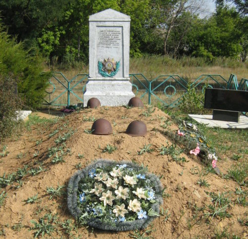 х. Селиванов Клетского р-на. Братская могила советских воинов, погибших во время Сталинградской битвы.