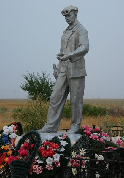 п. Ингеловский Палласовского р-на. Памятник погибшим семьям металлургов в дни Сталинградской битвы.