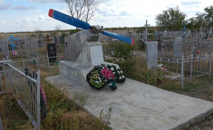  г. Волгоград, с. Песчанка. Братская могила экипажа бомбардировщика, погибшего в дни Сталинградской битвы.