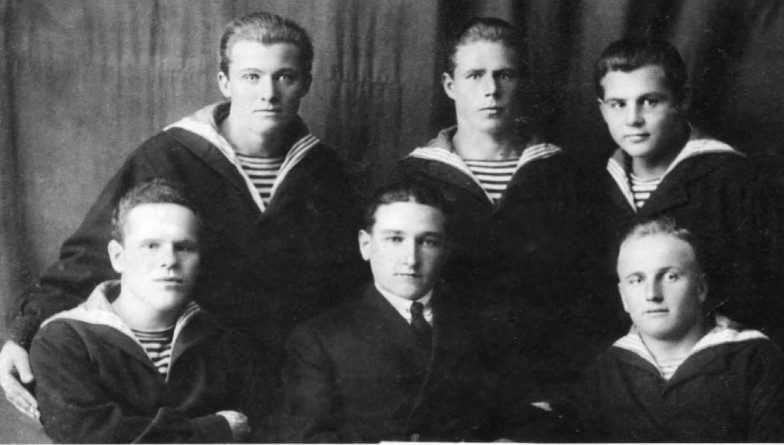 Инструктор-лётчик Н.В. Челноков с курсантами, г. Ейск, 1932 г. 