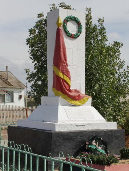 х. Киселев Суровикинского р-на. Памятник, установленный на братской могиле, в которой похоронено 40 советских воинов.