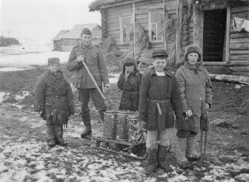 Немецкий солдат с детьми в оккупированной деревне. 1942 г.