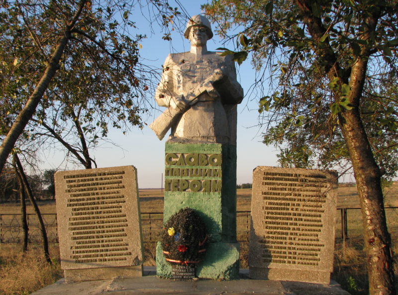 х. Васильевский Котельниковского р-на. Памятник, установленный на братской могиле, в которой захоронено 537 советских воинов.