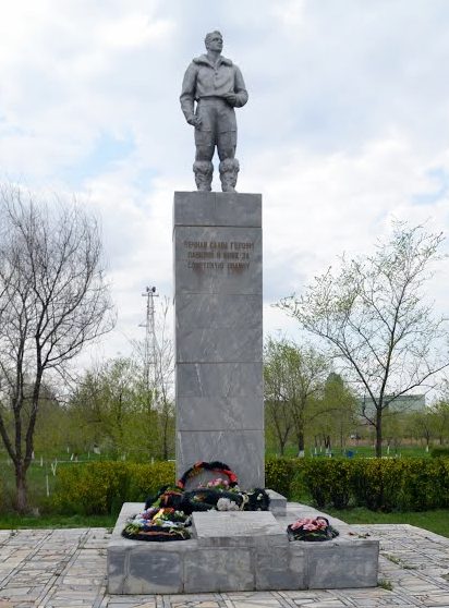 г. Палласовка. Памятник, установленный в 1958 году на могиле Героя Советского Союза летчика Серогородского В.А. 