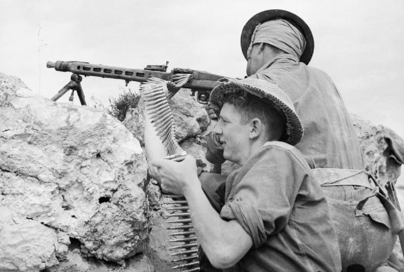Британские солдаты с трофейным пулеметом MG-42. 27 апреля 1943 г. 