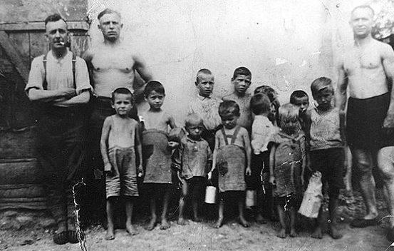Немецкие военные и советские дети. Украина. Константиновка, 1942 г.