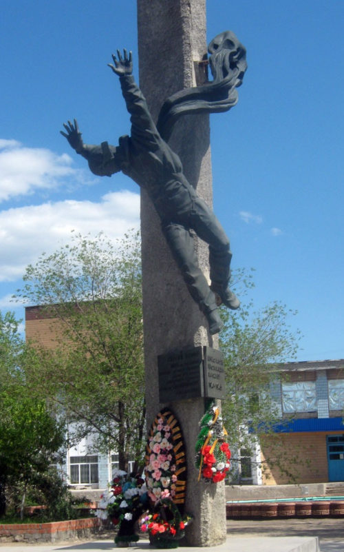 г. Палласовка. Памятник летчику – курсанту Сергею Танову, погибшему при таране вражеского самолета в небе над Палласовкой в октябре 1942 года.
