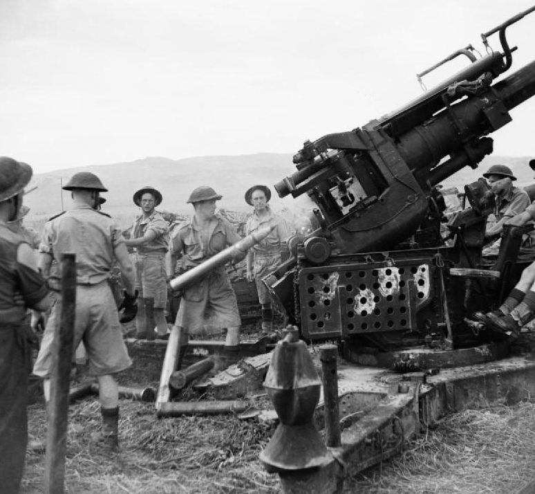 3,7-дюймовое зенитное орудие у Меджез-эль-Баб. 27 апреля 1943 г.