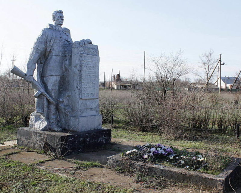п. Выпасной Котельниковского р-на. Памятник, установленный на братской могиле, в которой похоронено 15 воинов, погибших в дни войны.