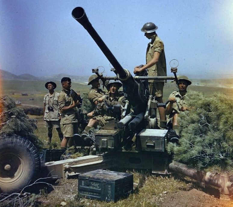 Британский расчет с 40-мм пушки Бофорс близ Меджес-эль-Баба. Май 1943 г. 
