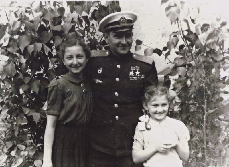 Челноков с дочерьми. 1945 г.