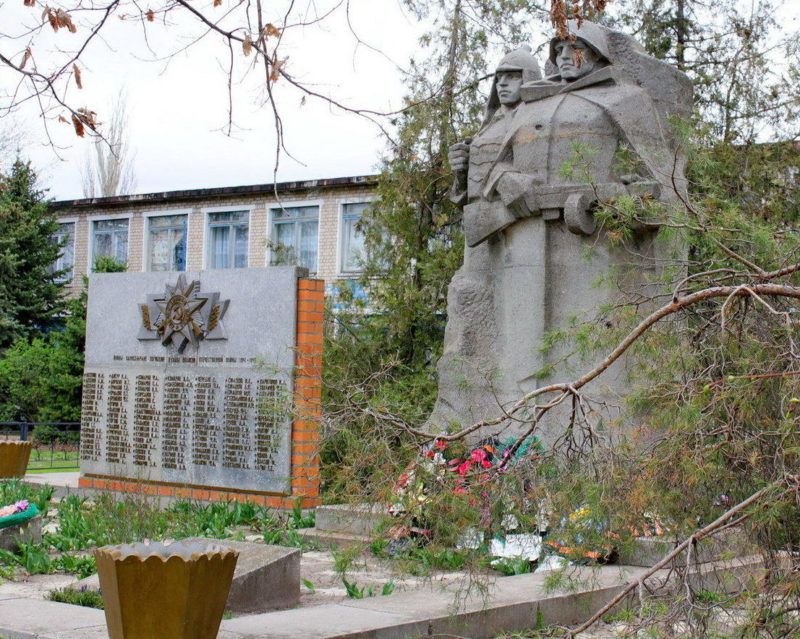 х. Генераловский Котельниковского р-на. Памятник, установленный на братской могиле, в которой похоронено 44 воина, погибших в дни войны.