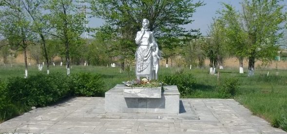 г. Палласовка. Памятник «Скорбь Матери» установлен в 1988 году.
