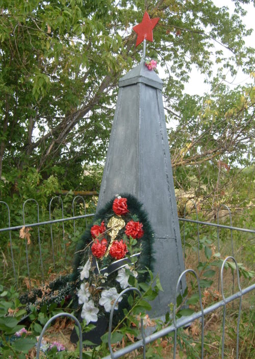 с. Большое Судачье Руднянского р-на. Братская могила советских воинов на кладбище.