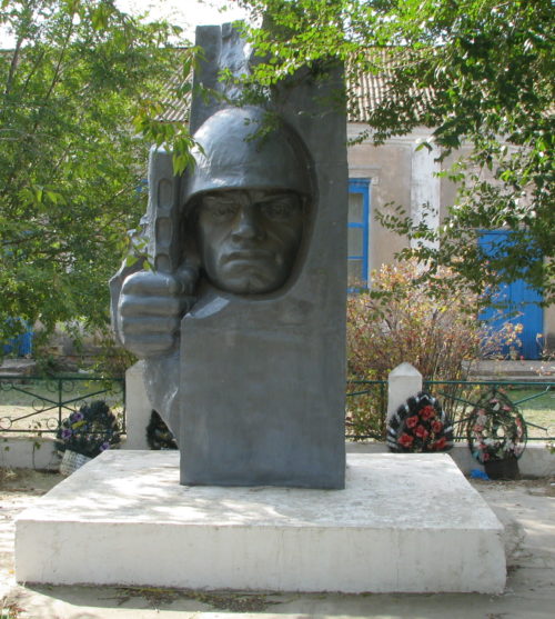 п. Котельников Котельниковского р-на. Братская могила, в которой захоронено 9 советских воинов.