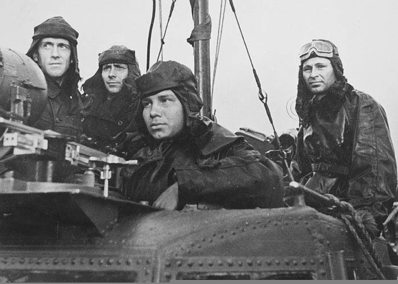 Шабалин с экипажем торпедного катера. 1945 г.