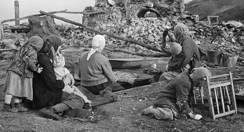 Жизнь в землянке вместо сожженного дома. Белоруссия, 1943 г.