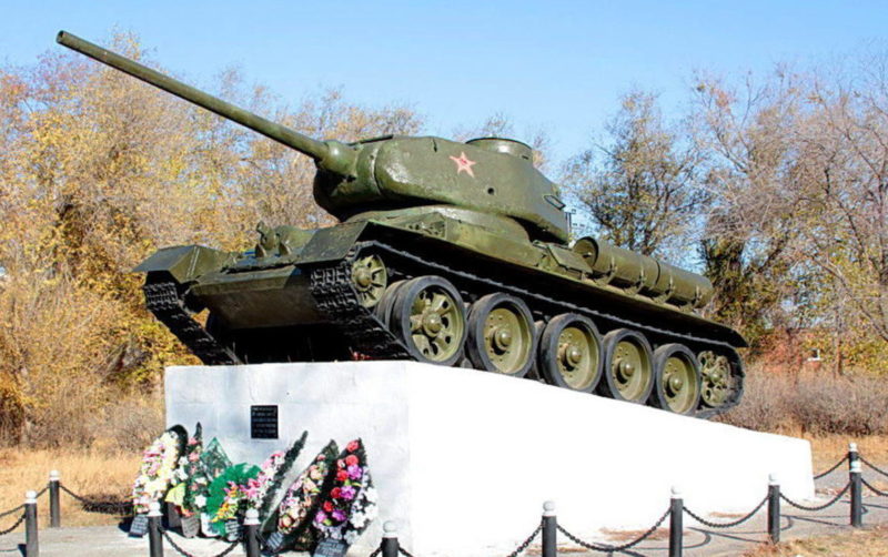 г. Котельниково. Памятник-танк Т-34, установленный в память гвардейцев-танкистов 3-го гвардейского танкового корпуса.