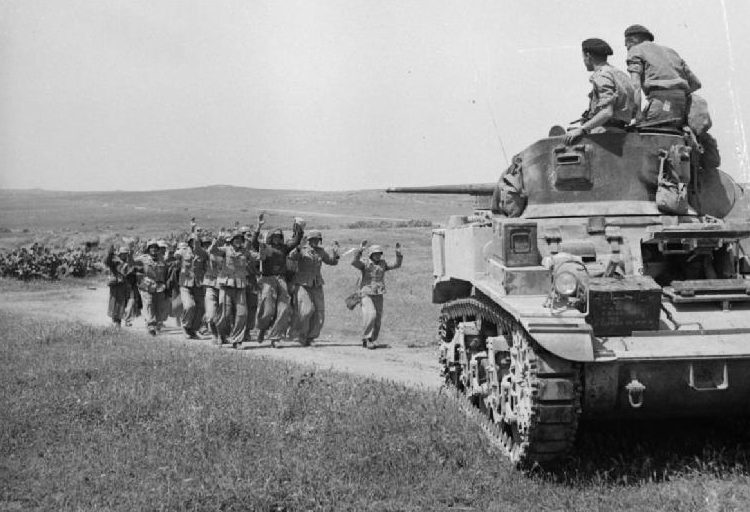 Немецкие войска сдаются британскому экипажу танка Стюарта близ Френджа. 6 мая 1943 г.