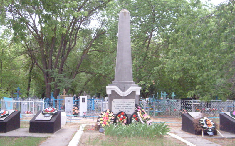 п. Рудня. Памятник, установленный на братской могиле, в которой похоронено 287 советских воинов, умерших от ран в госпитале.