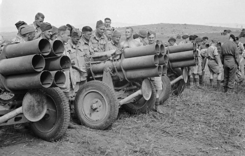 Британские солдаты с захваченными немецкими реактивными минометами Nebelwerfer. 7 мая 1943 г.
