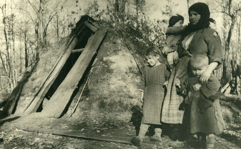 Жизнь в землянке вместо сожженного дома. Белоруссия, 1943 г.