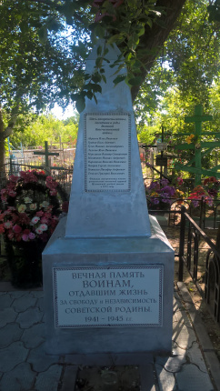 п. Щелкан Руднянского. Братская могила, в которой захоронено 10 солдат умерших в санитарном поезде и от ран. 