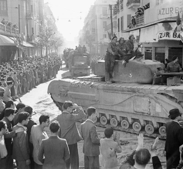 Танк «Черчилль» движется через Тунис после освобождения города. 8 мая 1943 г.